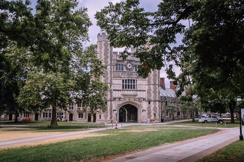 Moderno edificio universitario con facciata in vetro